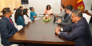 අග්‍රාමාත්‍ය හරිනි අමරසූරිය සහ සිංගප්පූරු NUS නියෝජිතයින් අතර හමුවක්