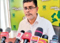අනන්යතා නොහඳුනාගත් පුද්ගලයින්ගේ සංචාර ගැන මුජිබර් රහ්මාන් පොලිස්පතිවරයාට පැමිණිලි කරයි
