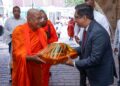 පිණ්ඩපාත චාරිකාවේ නිරත මහා සංඝරත්නයට ජනාධිපති ලේකම්ගෙන් පිරිකර පූජාව
